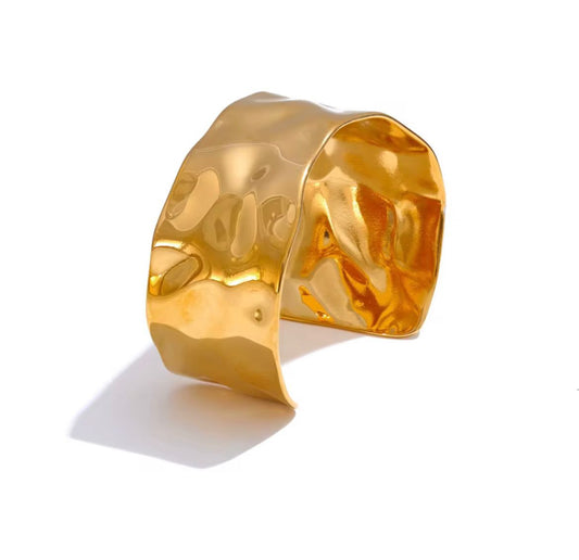 Bracciale Imperia OSADA in acciaio inox placcato oro 18k con design martellato elegante