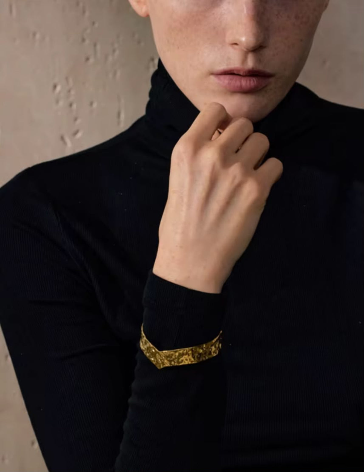 Donna indossando Bracciale Serendipia acciao inox placcato oro 18k design moderno ed esclusivo 