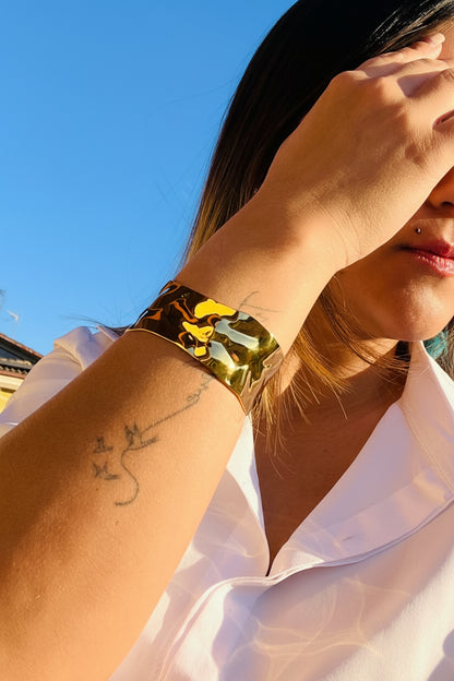 donna con bracciale imperia acciaio inox placcato oro 18k design moderno e regolabile 